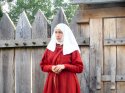 Hochmittelalterliches Kleid aus krappgefrbtem Wolltuch mit Bestickung aus handgesponnener Seide